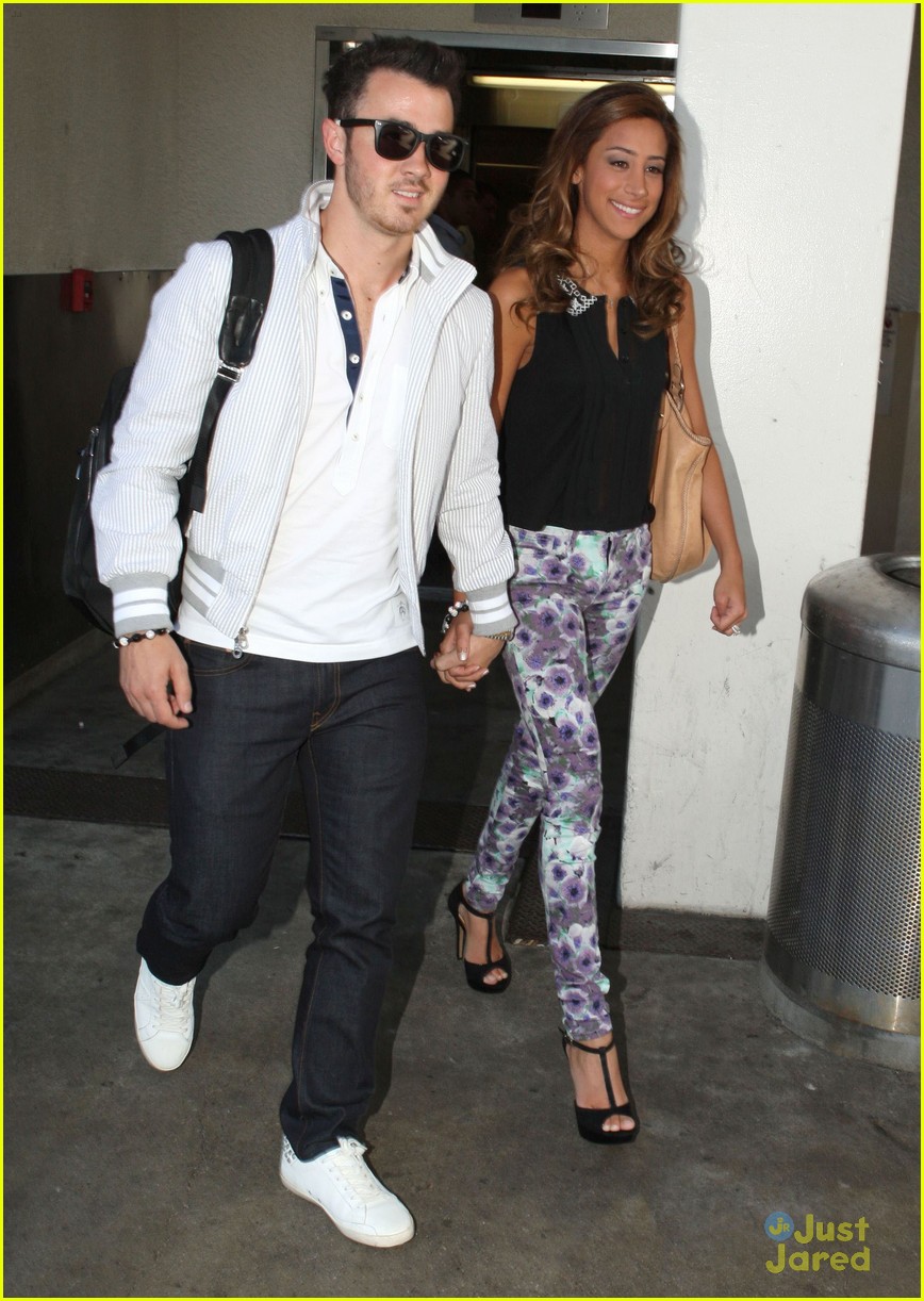 Full Sized Photo Of Kevin Danielle Jonas Lax Arrival 09 | Kevin ...