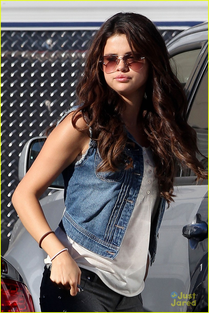 Selena Gomez: Lacy Lacy on 'Feed The Dog' Set | Photo 490992 - Photo ...