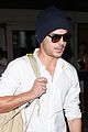 zac efron arrives home from venice 04
