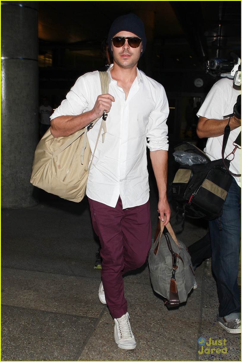 zac efron arrives home from venice 01
