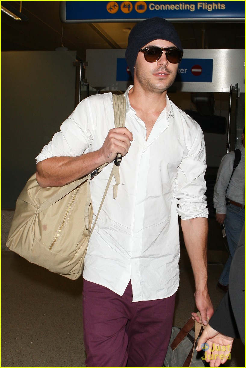 zac efron arrives home from venice 02