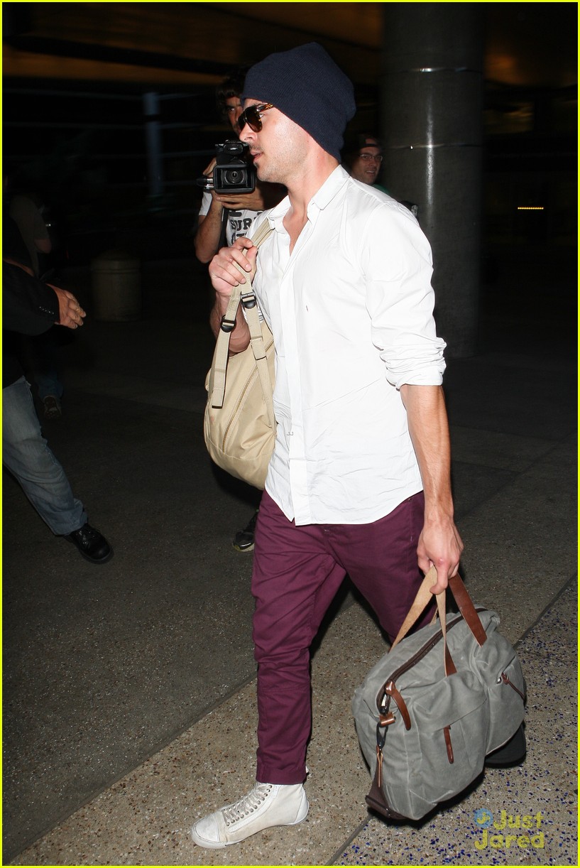 zac efron arrives home from venice 03