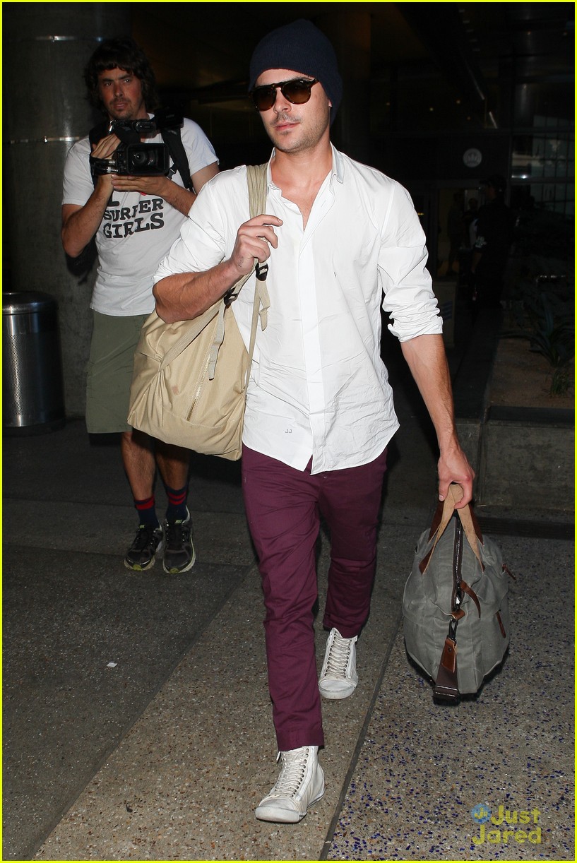 zac efron arrives home from venice 05