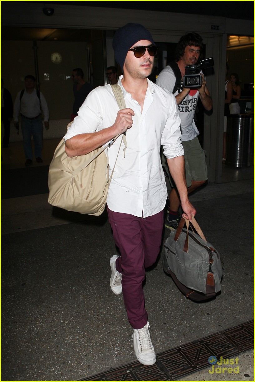 zac efron arrives home from venice 07