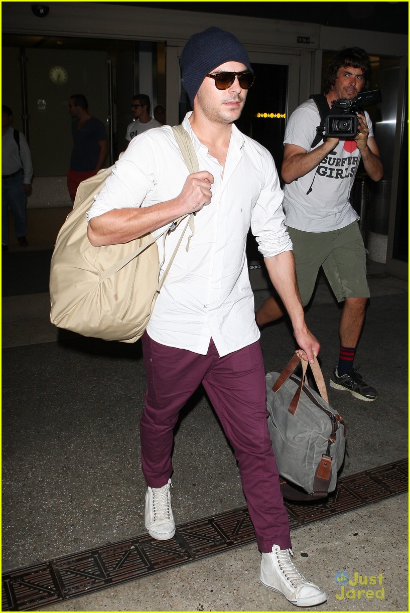 zac efron arrives home from venice 09