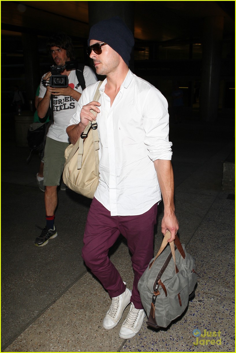 zac efron arrives home from venice 10