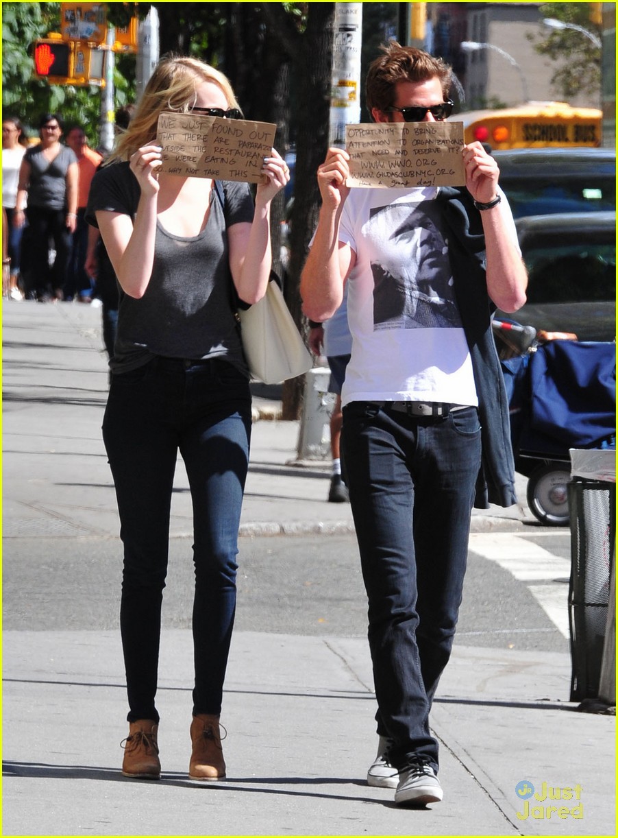 emma stone andrew garfield lunch signs 01