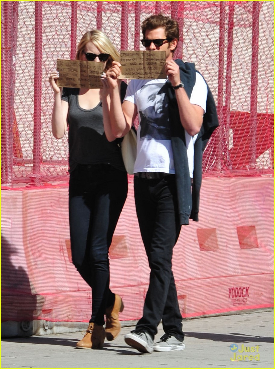 emma stone andrew garfield lunch signs 02