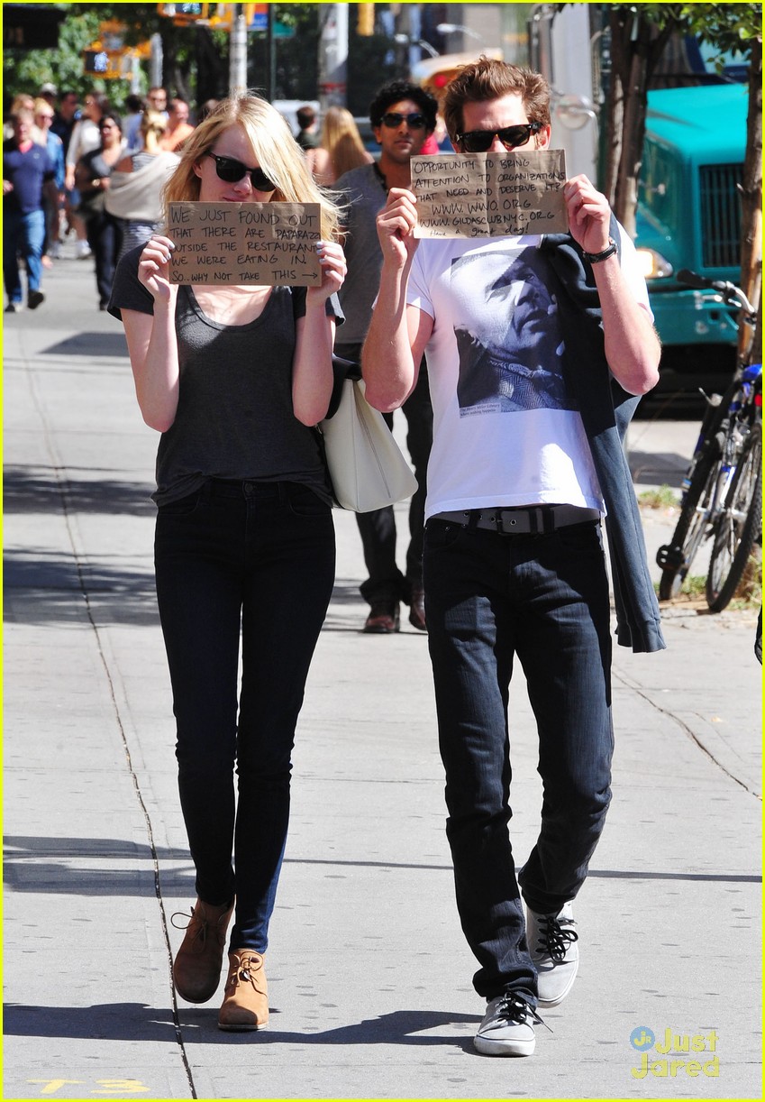 emma stone andrew garfield lunch signs 03