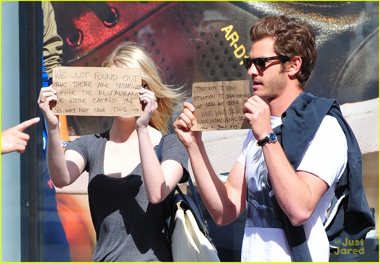 emma stone andrew garfield lunch signs 04