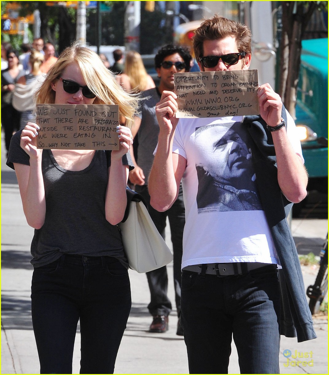 emma stone andrew garfield lunch signs 05