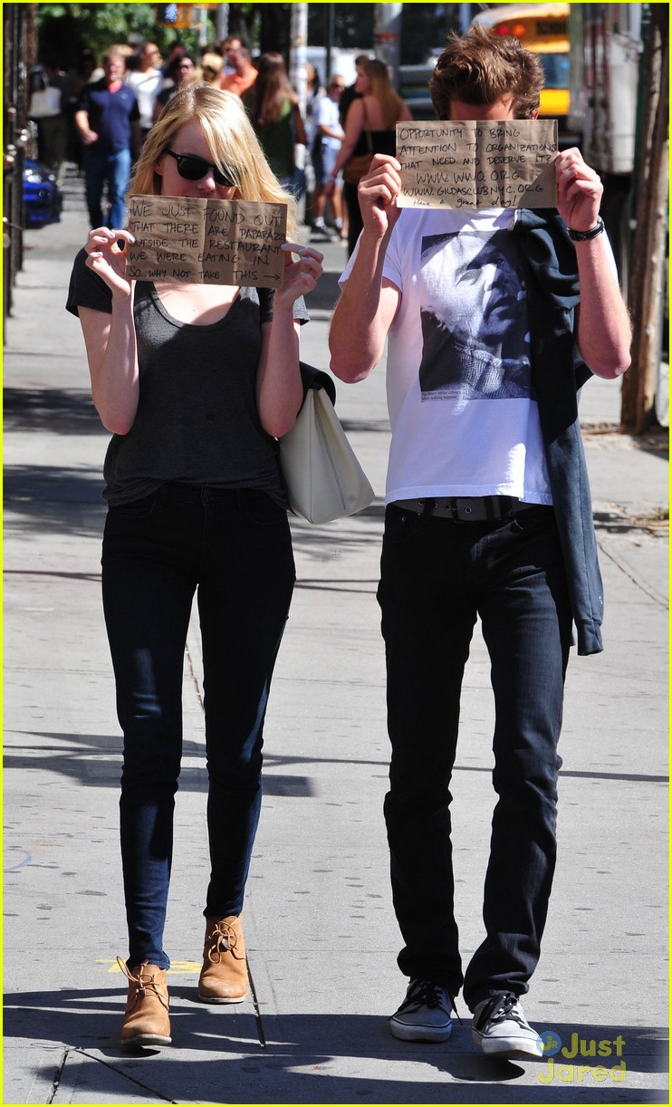 emma stone andrew garfield lunch signs 06