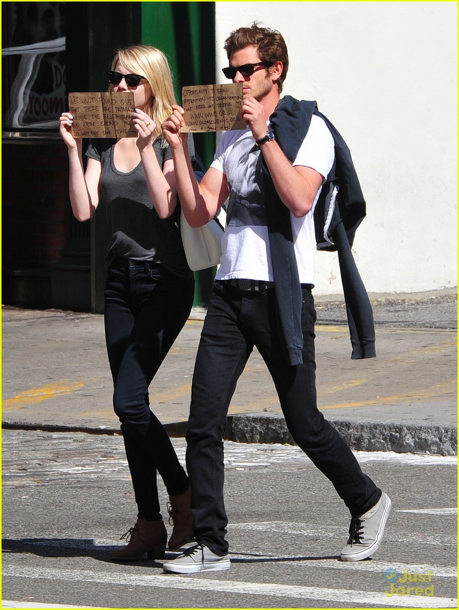 emma stone andrew garfield lunch signs 08