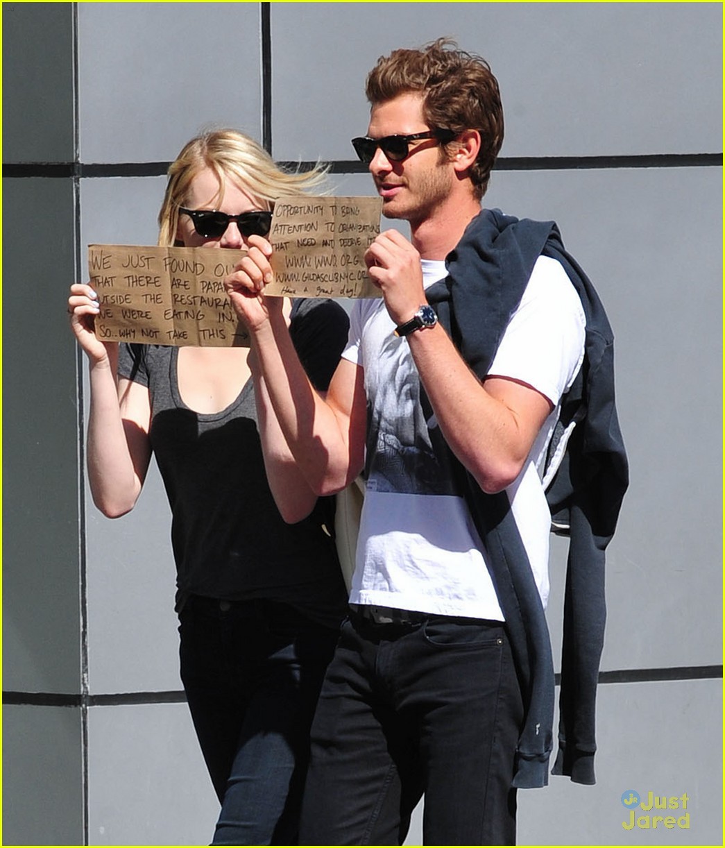 emma stone andrew garfield lunch signs 10