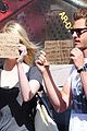 emma stone andrew garfield lunch signs 04