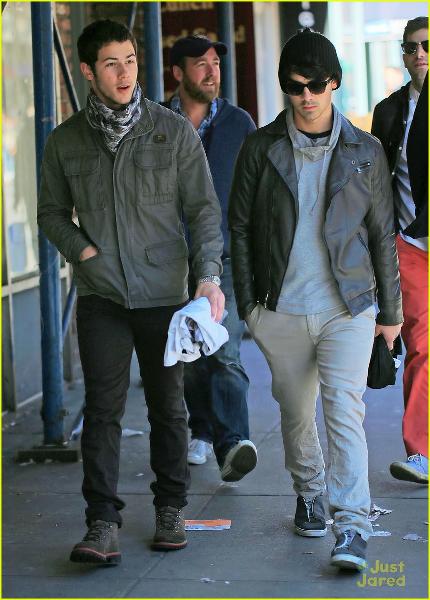 jonas brothers out new york 04
