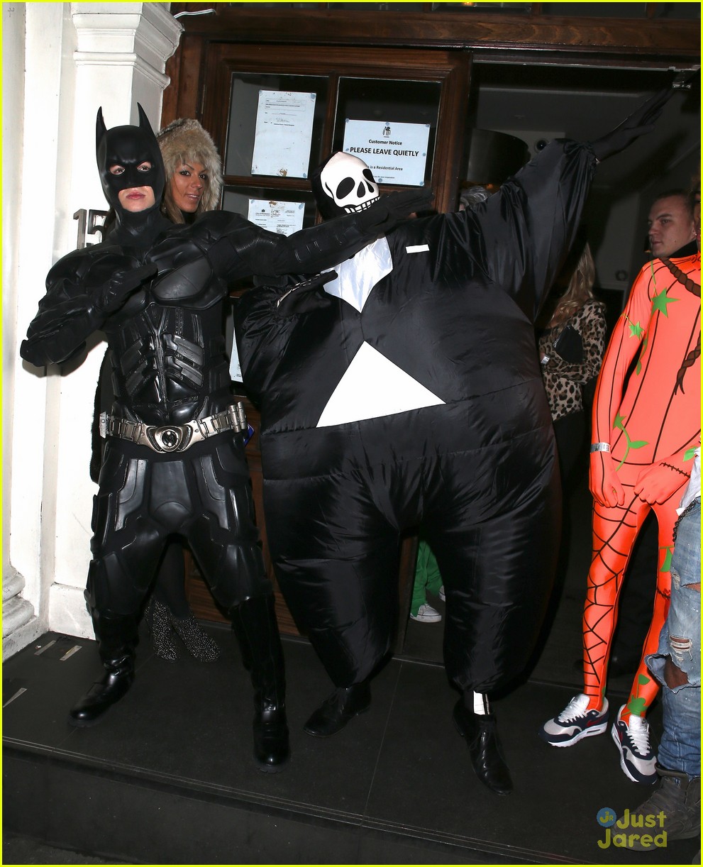 liam payne batman halloween costume with tom daley 10