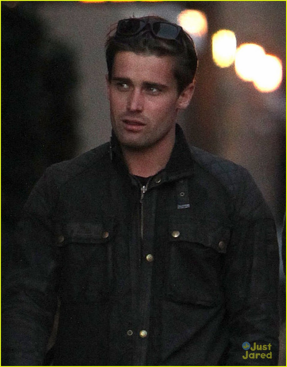 dianna agron christian cooke holding hands in nyc 04