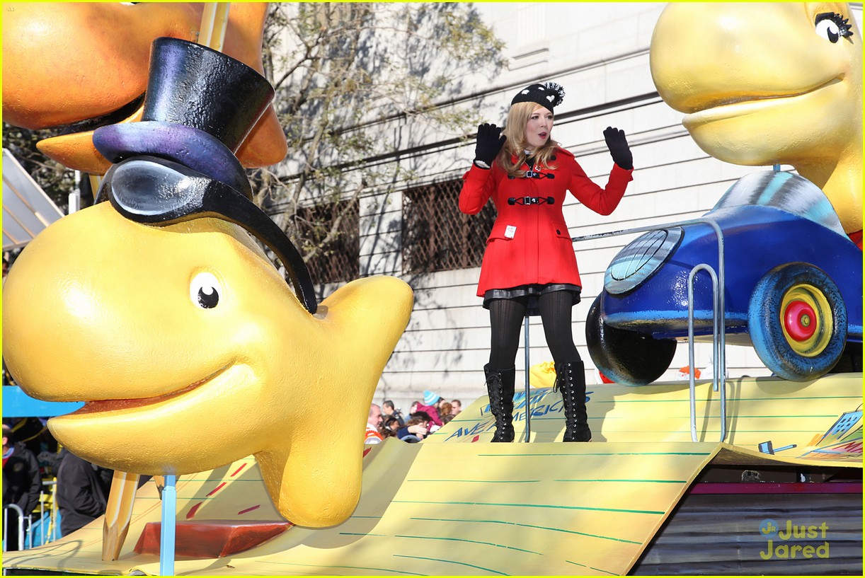 jennette mccurdy thanksgiving parade 01
