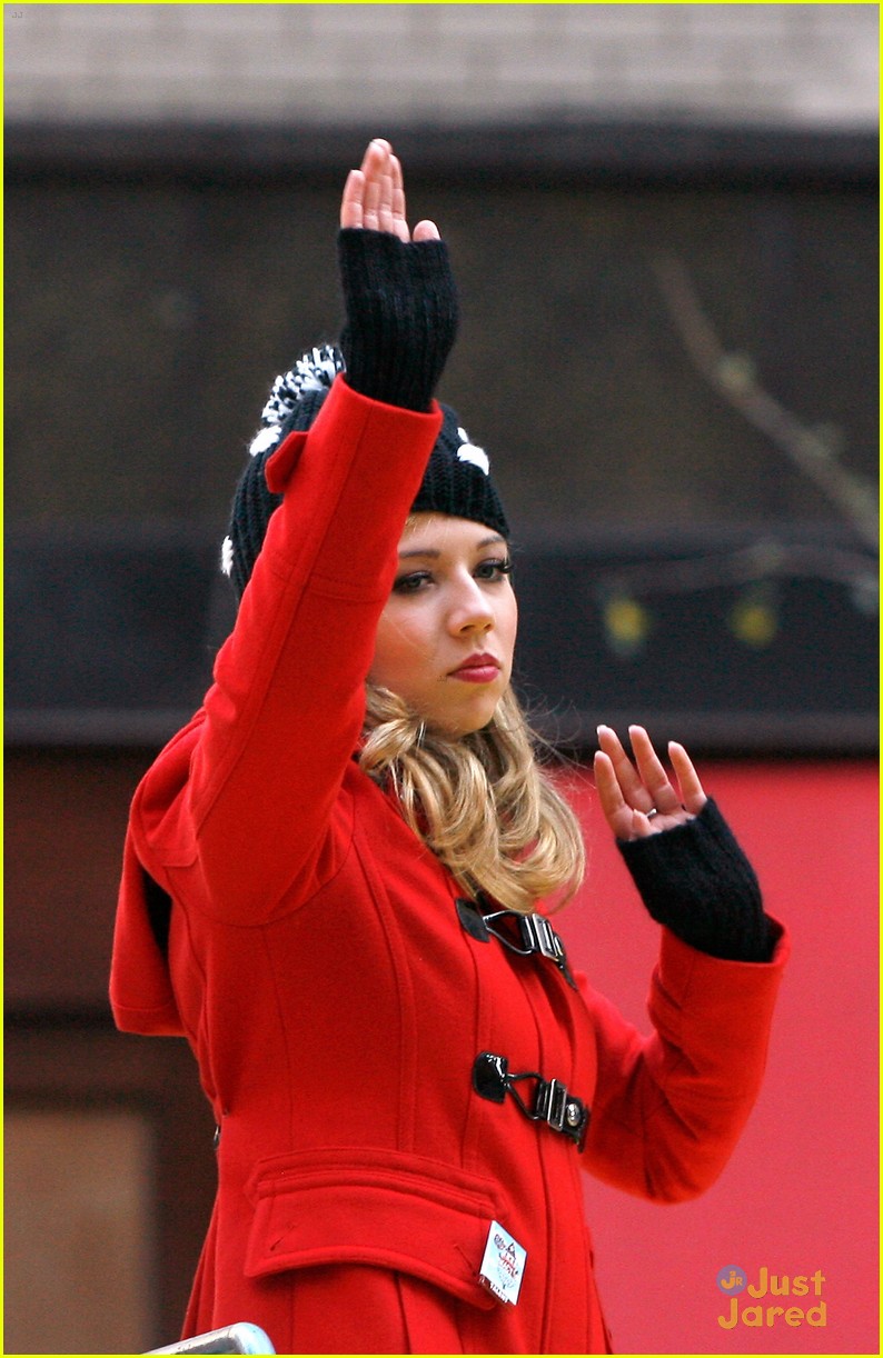 jennette mccurdy thanksgiving parade 03