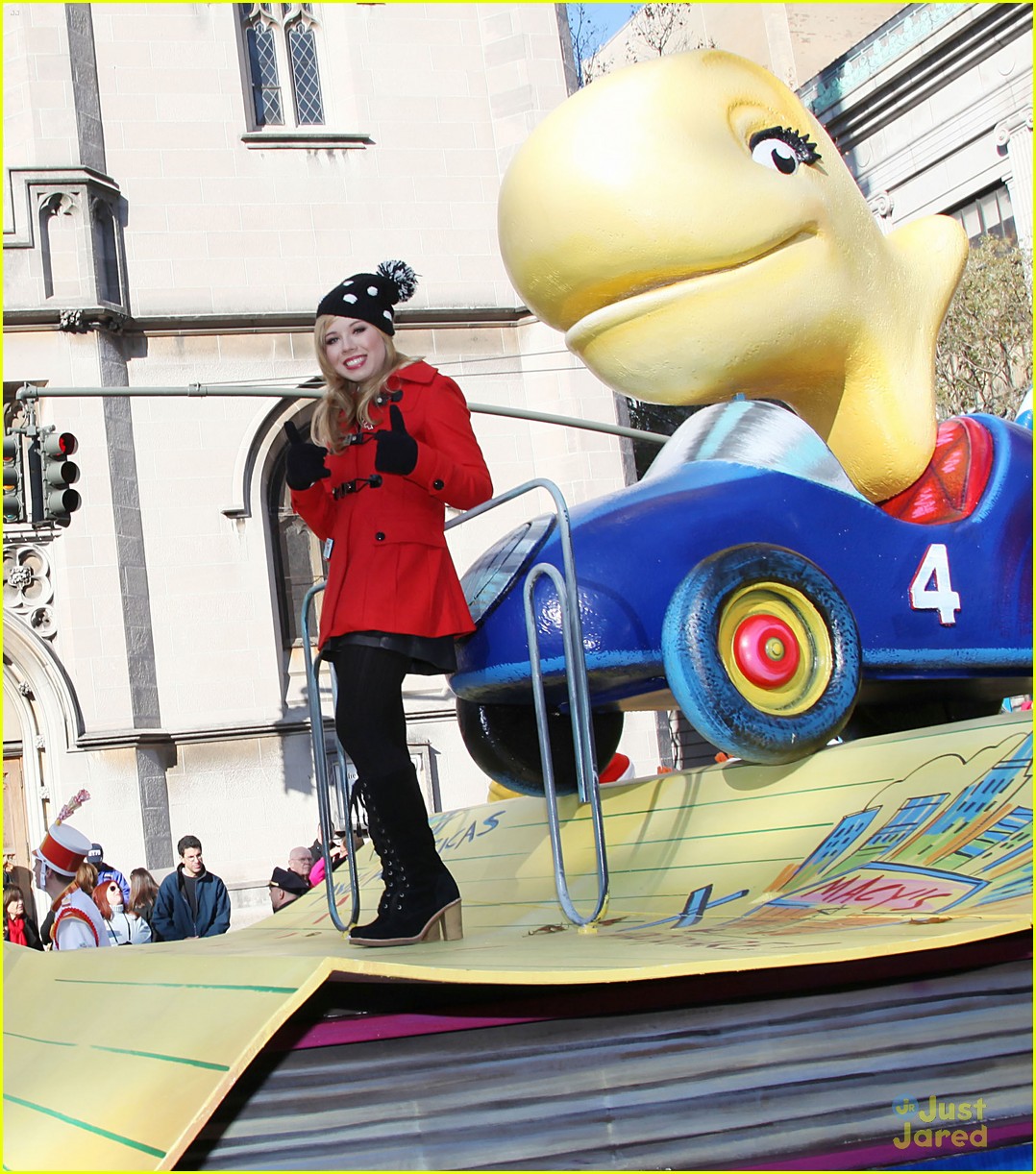 jennette mccurdy thanksgiving parade 05