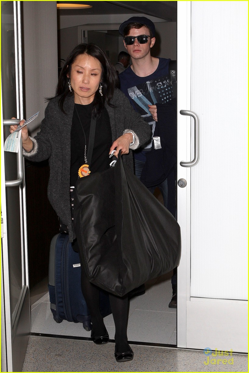 lea michele chris colfer jet to nyc for glee filming 07