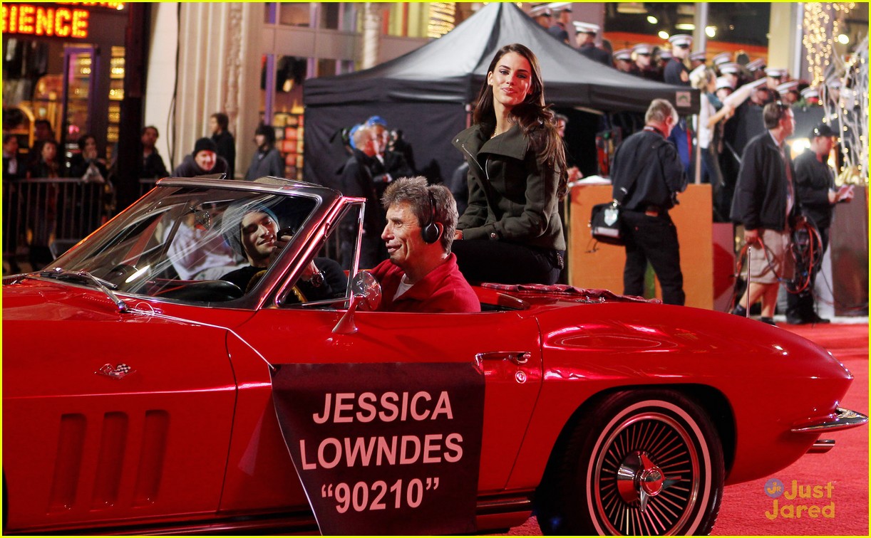 jessica lowndes hollywood christmas parade 02