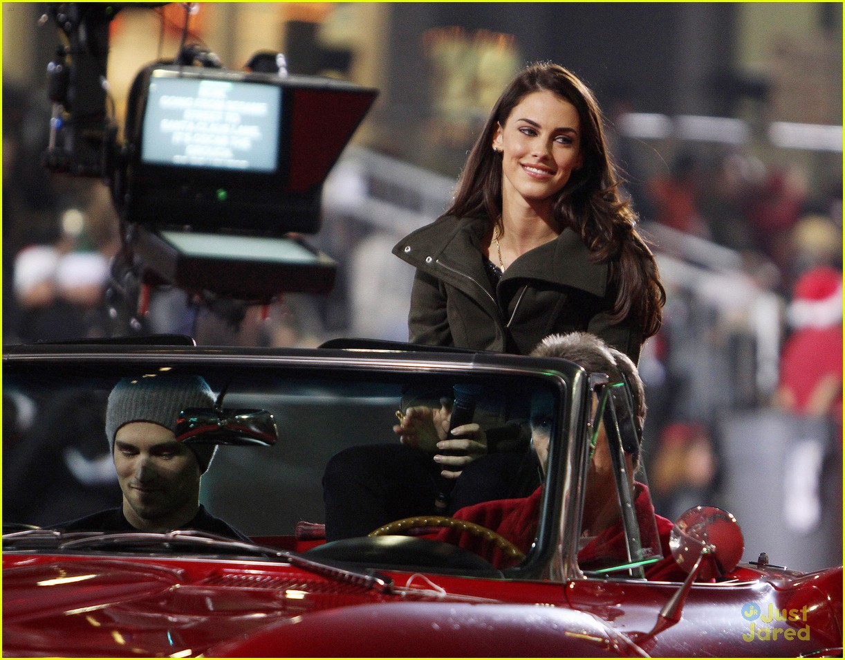 jessica lowndes hollywood christmas parade 05