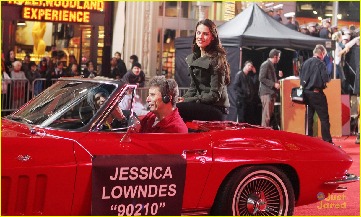 jessica lowndes hollywood christmas parade 09