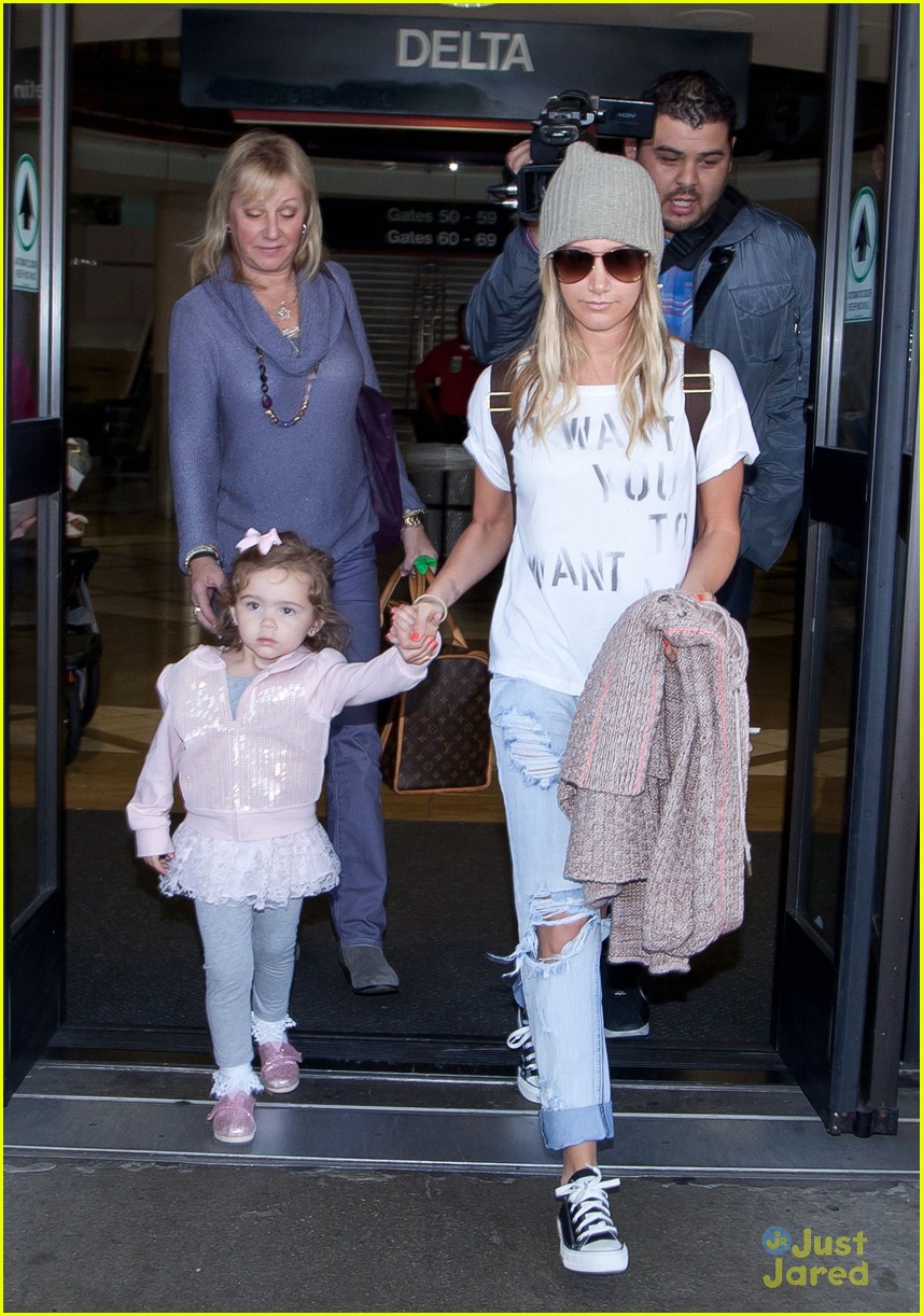 ashley tisdale lax mikayla hold hands 01