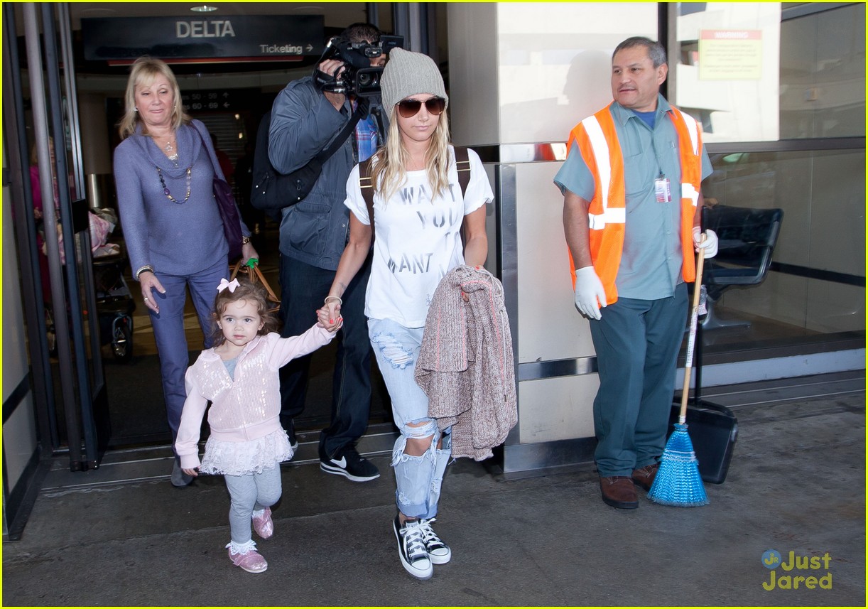 ashley tisdale lax mikayla hold hands 03
