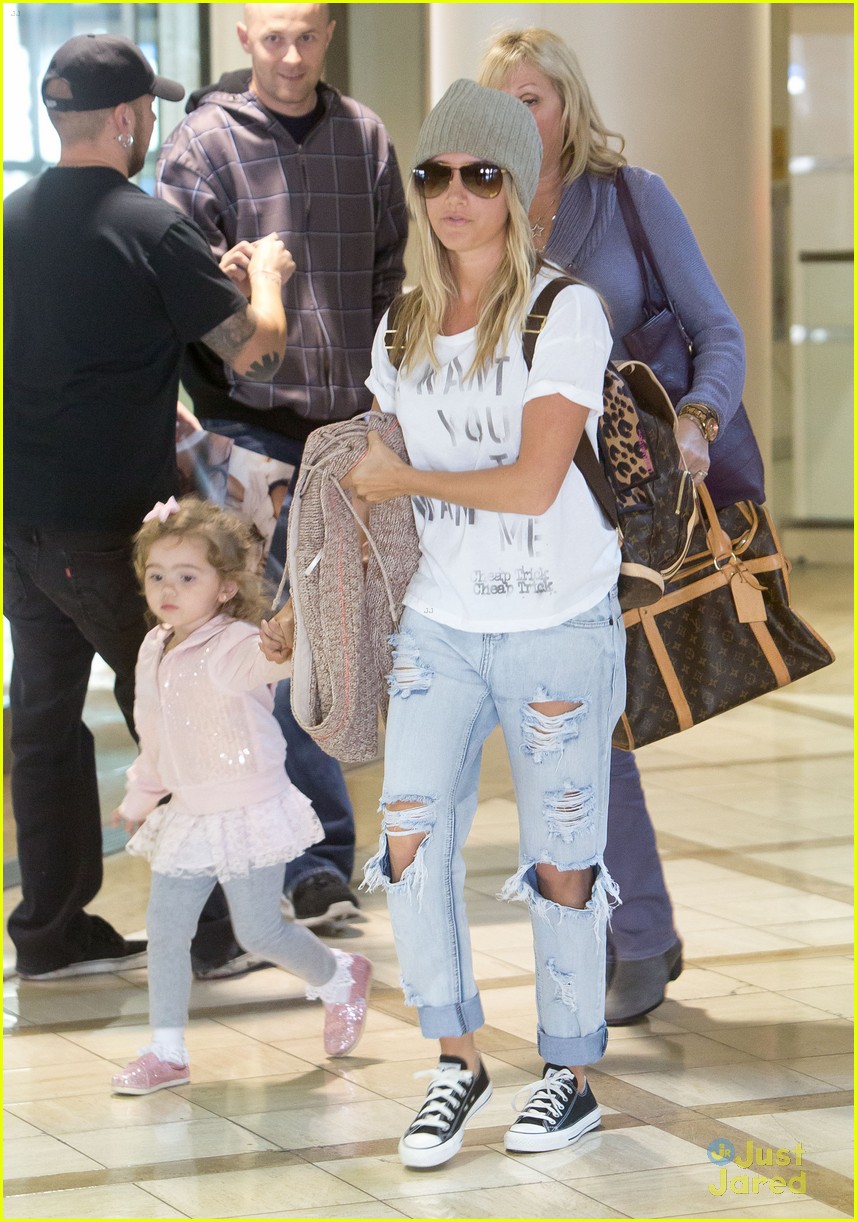 ashley tisdale lax mikayla hold hands 04