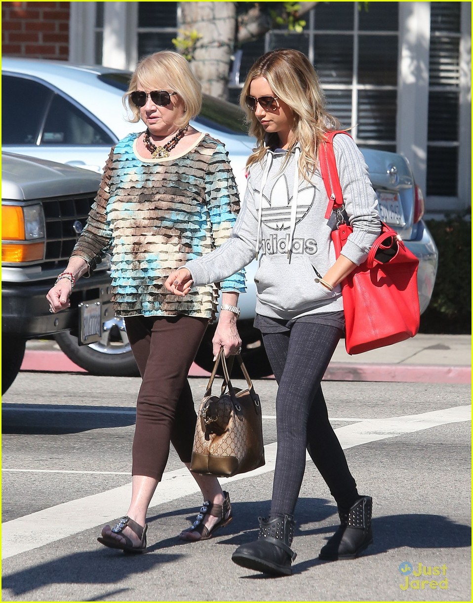 ashley tisdale voted tuesday 02