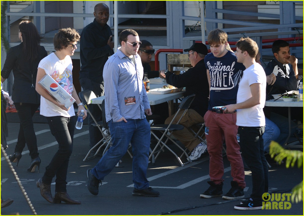 one direction hanging out backstage 16