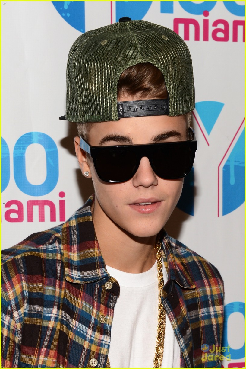 Justin Bieber, standing Justin Bieber wearing sunglasses, png | PNGEgg