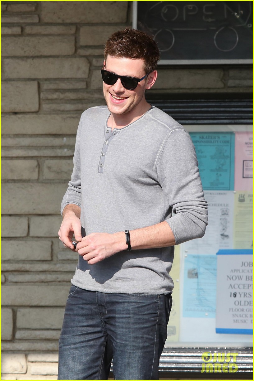cory monteith skating in burbank 01