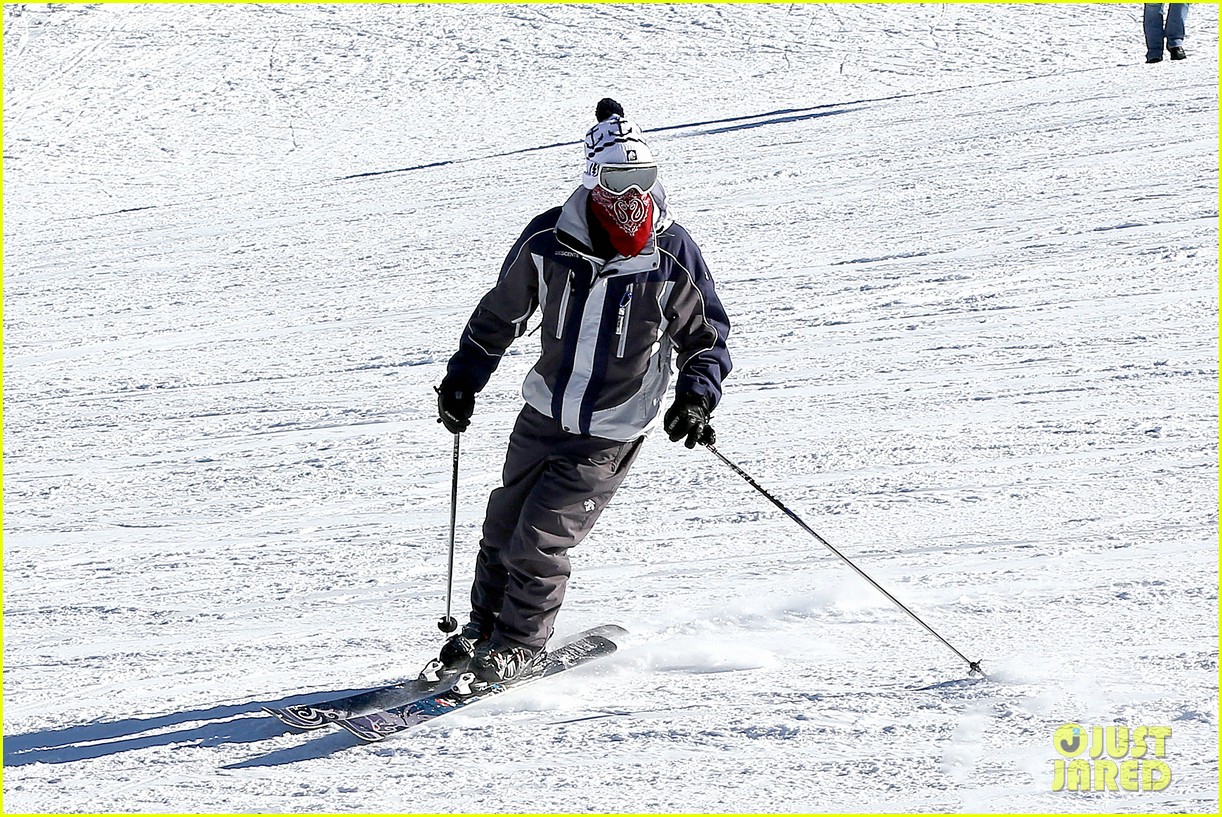 jesse mccartney hits the slopes 06