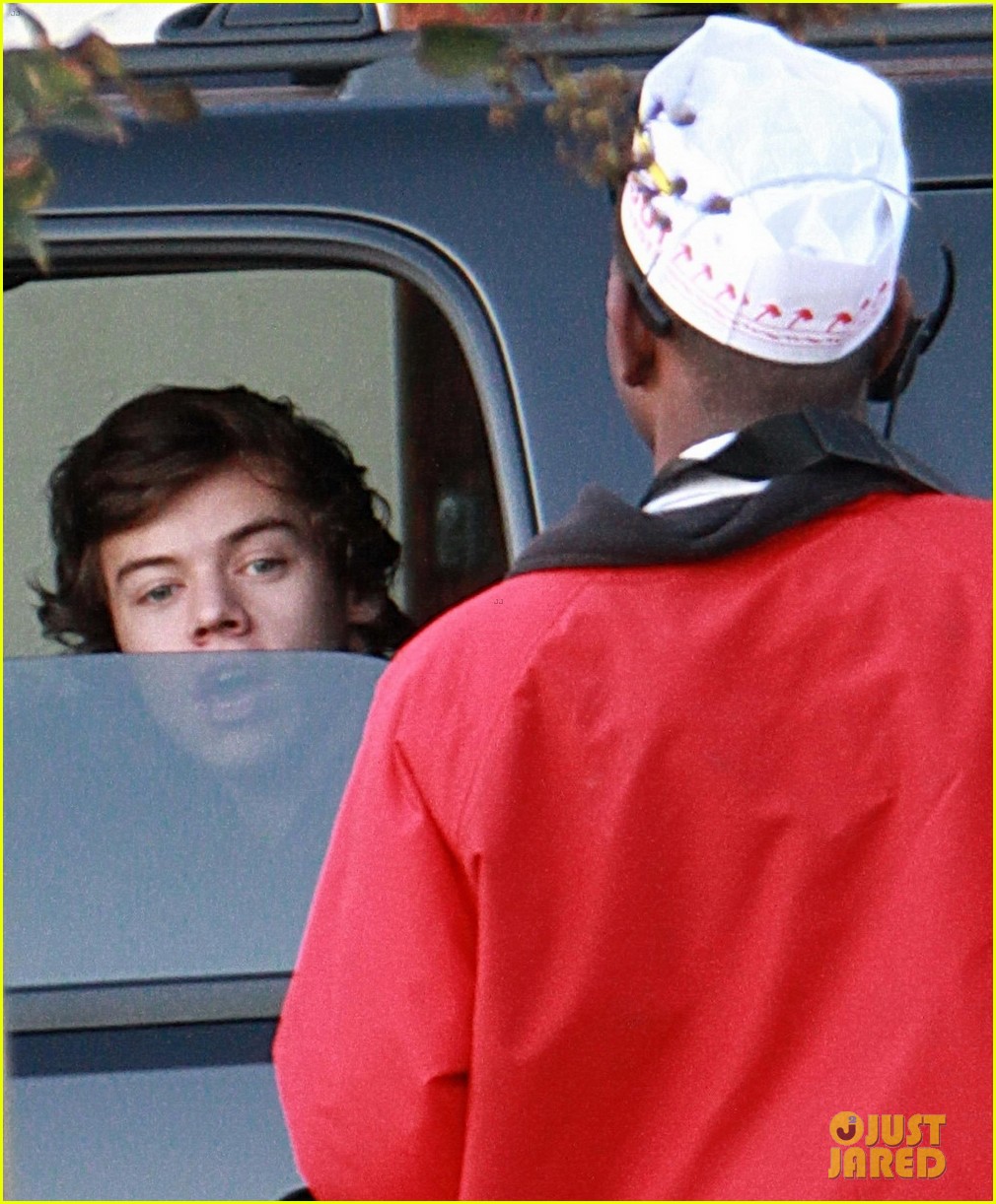 harry styles in n out drive thru 02
