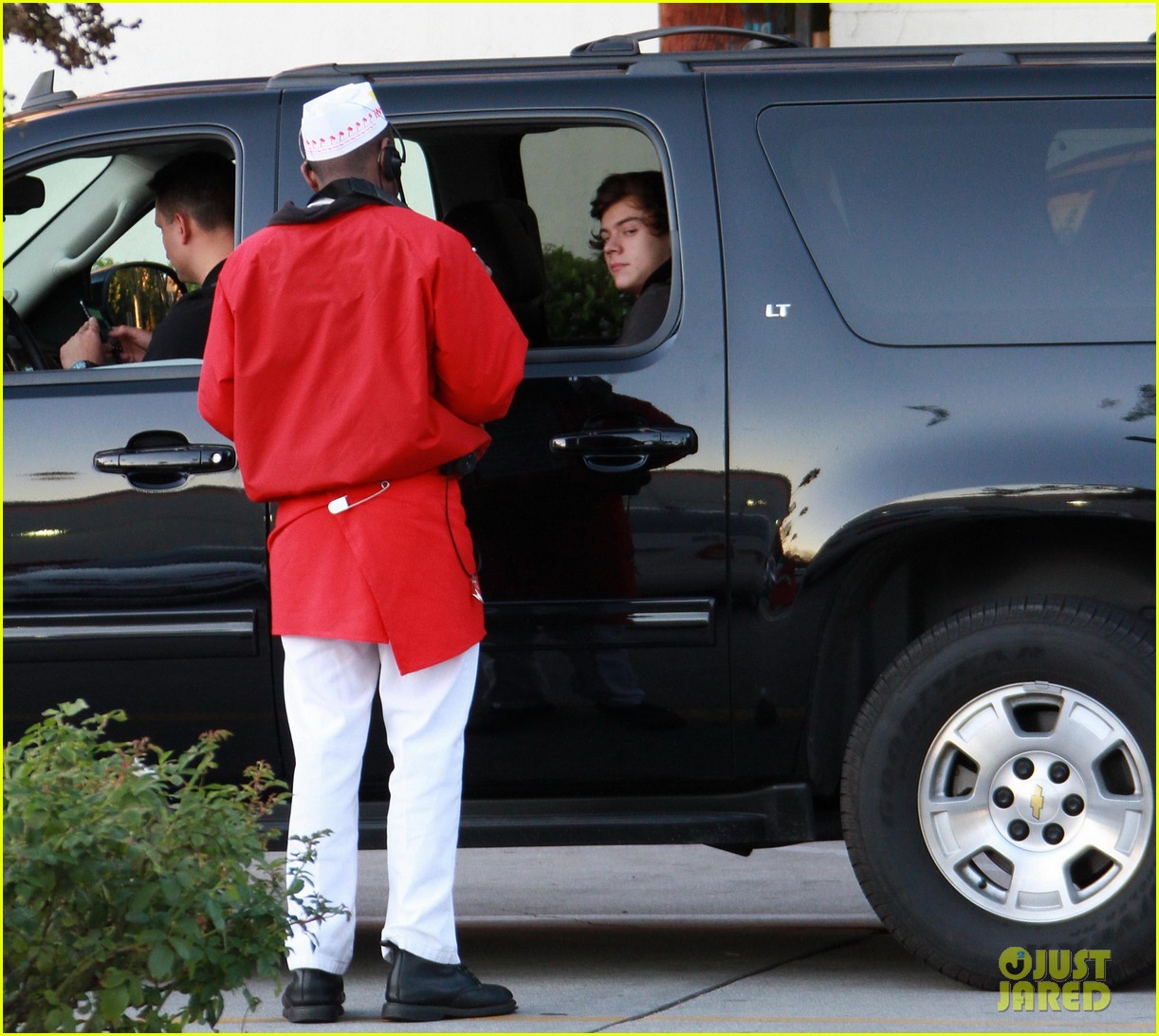 harry styles in n out drive thru 09