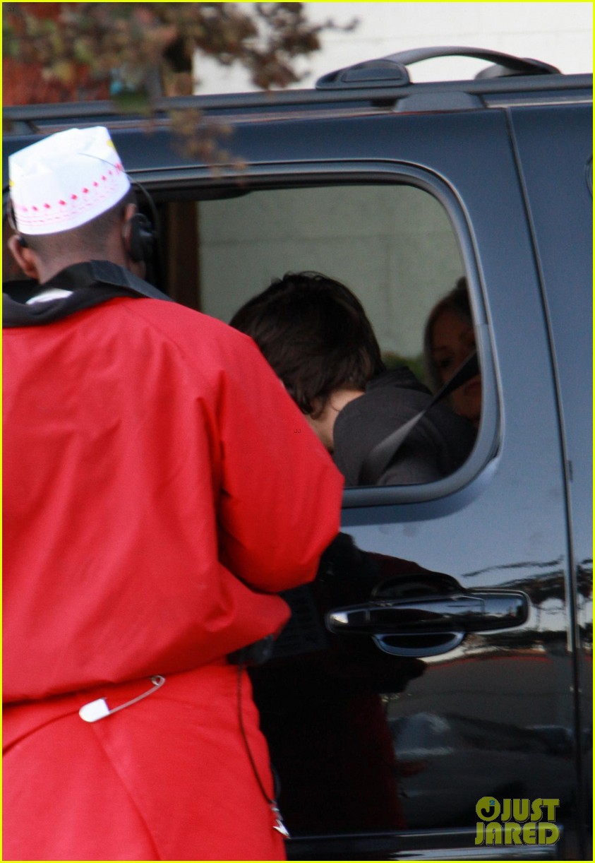 harry styles in n out drive thru 12