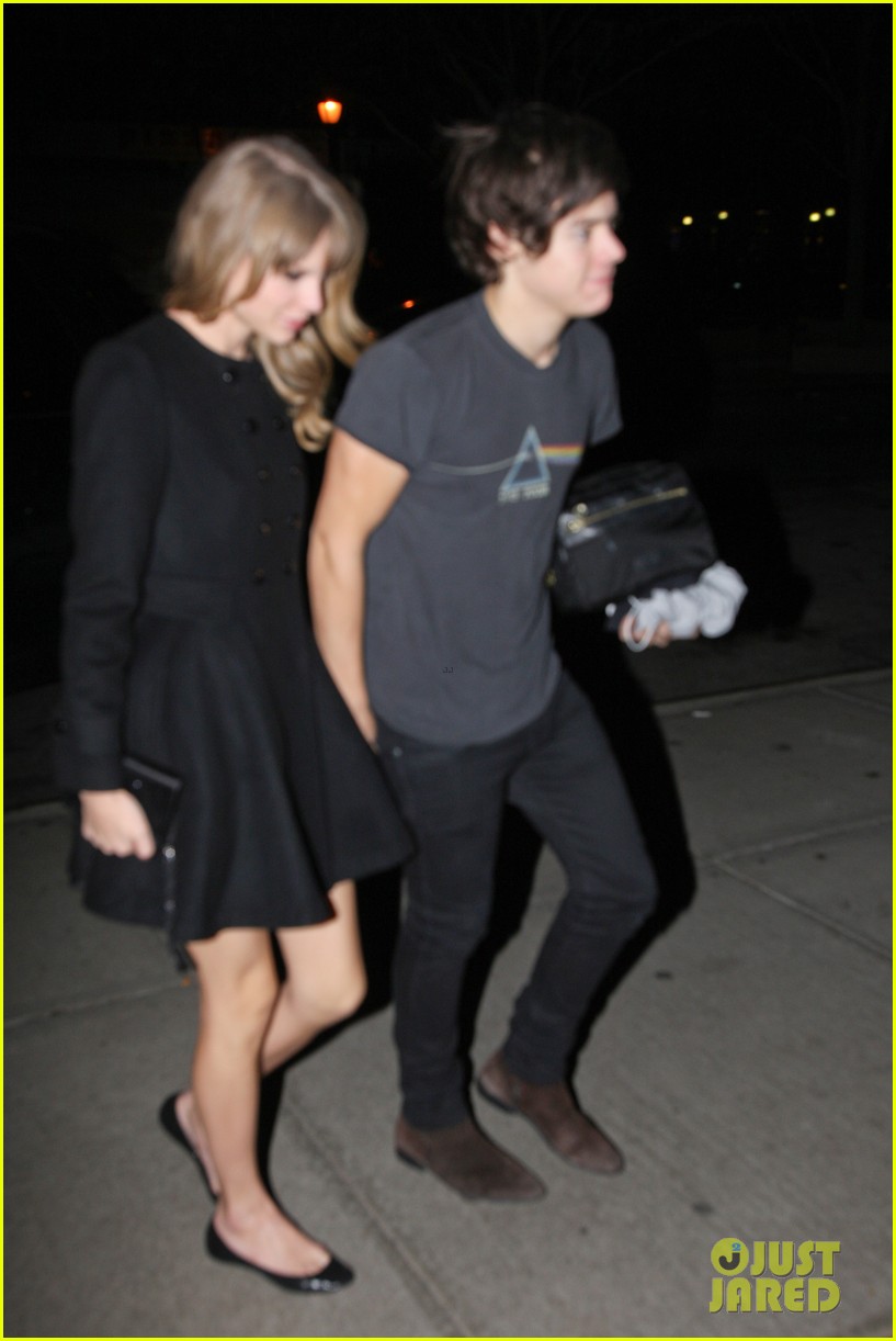 harry styles taylor swift holding hands 02