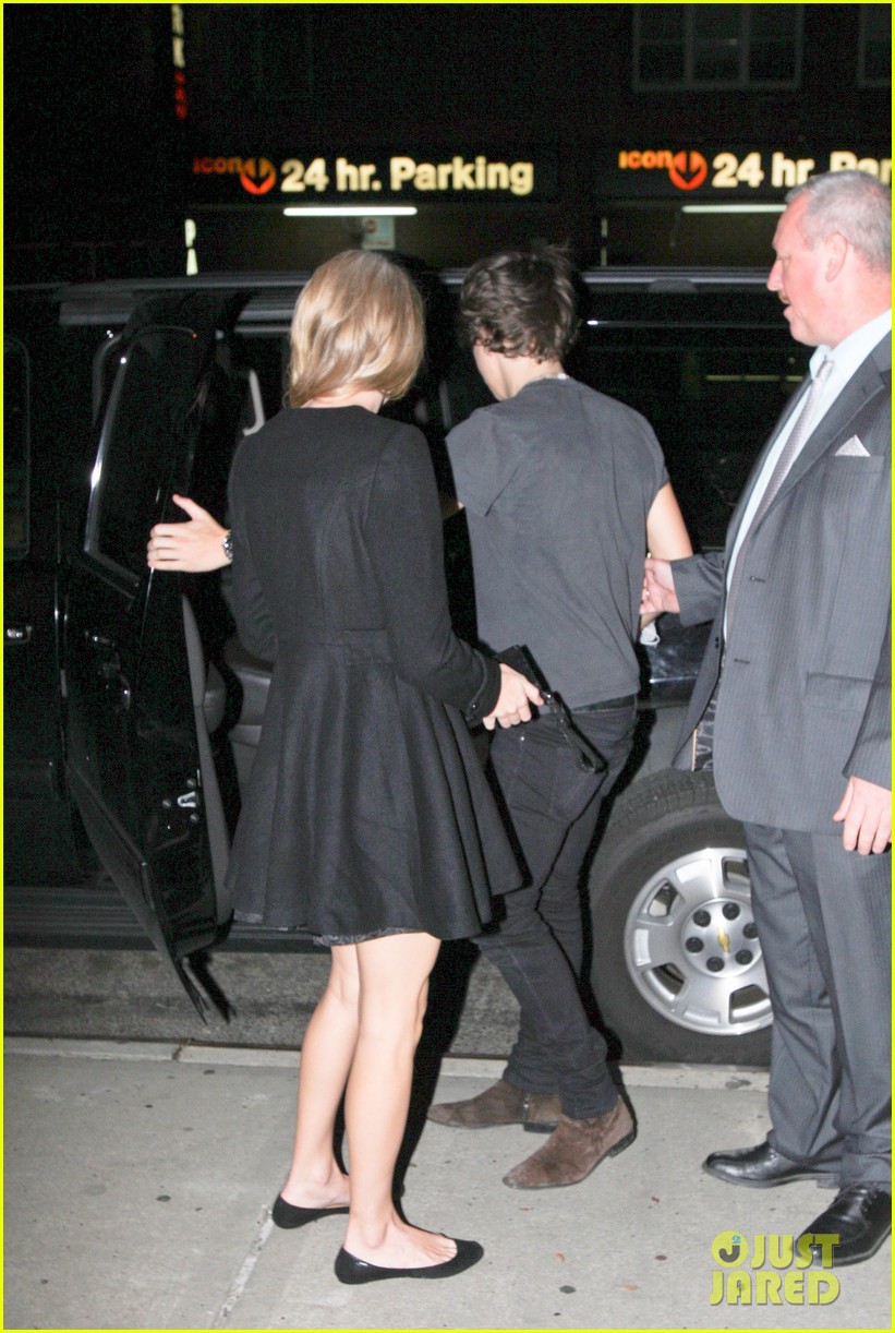 harry styles taylor swift holding hands 04