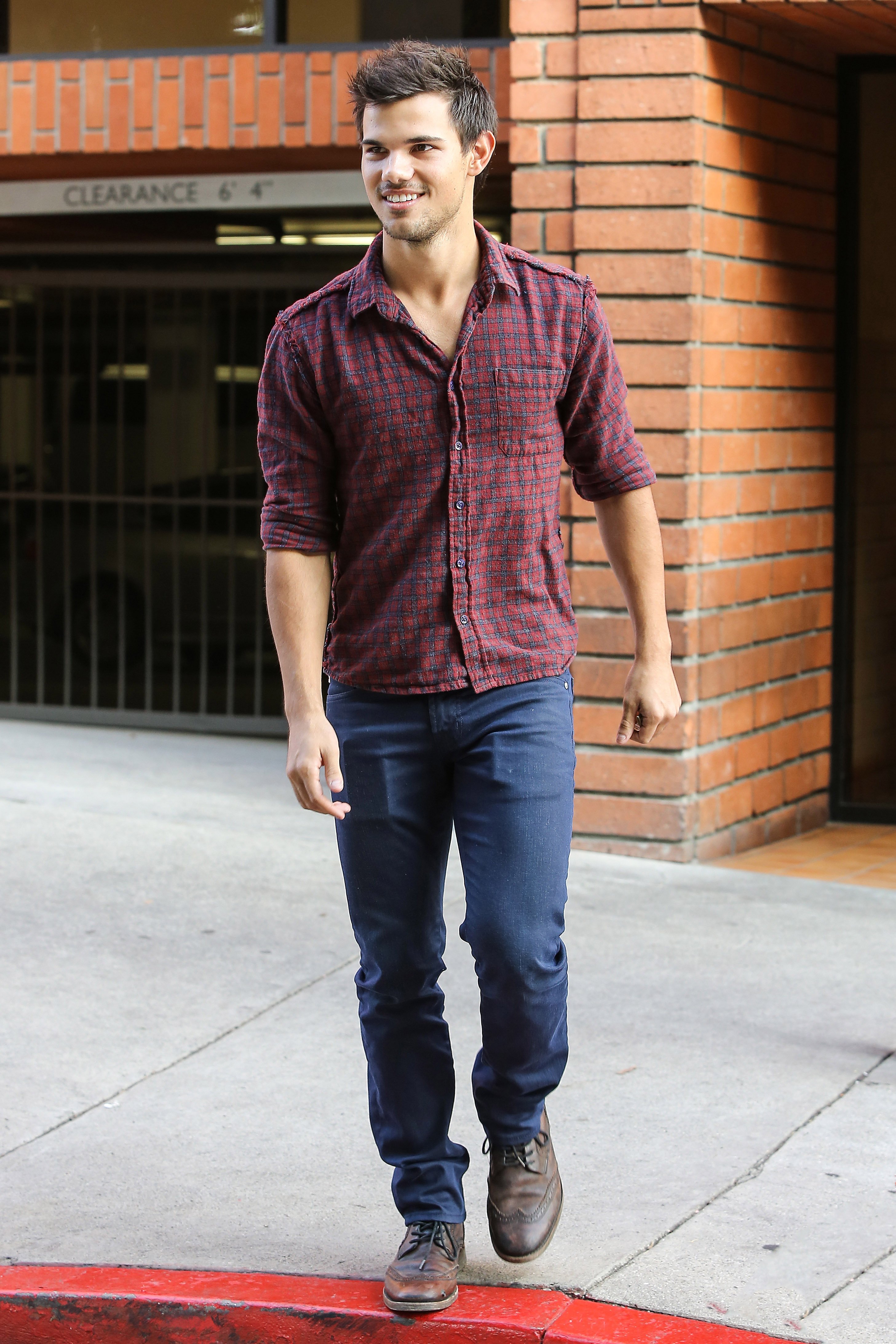 taylor lautner lunch toscana 01