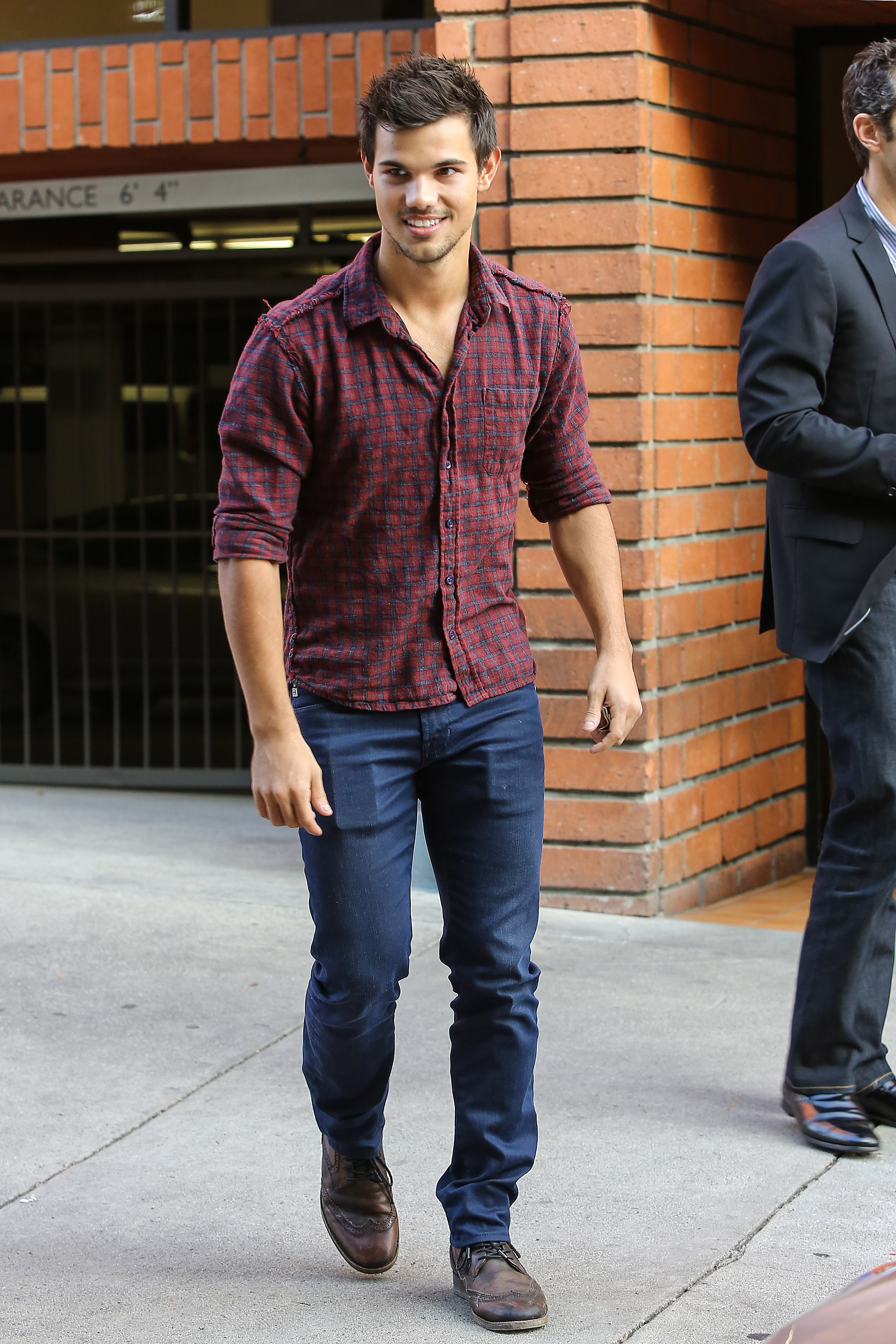 taylor lautner lunch toscana 06