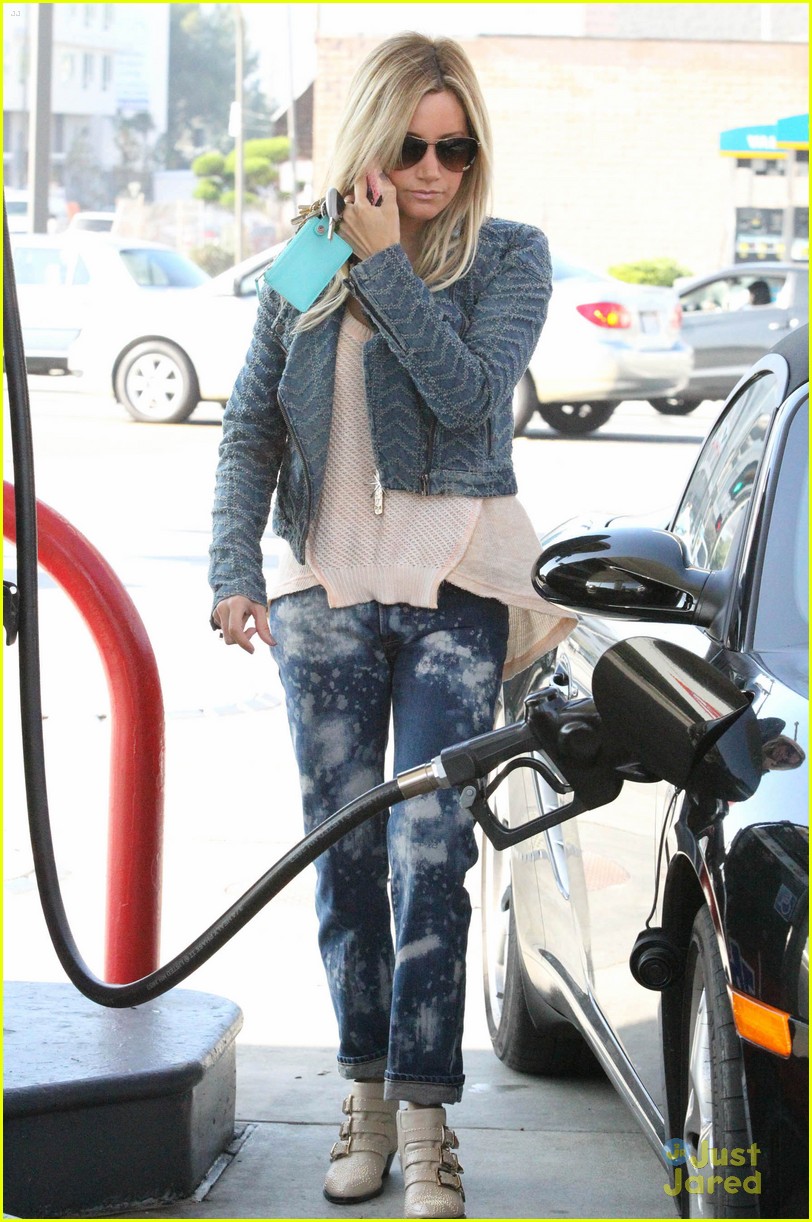ashley tisdale gas station stop 01
