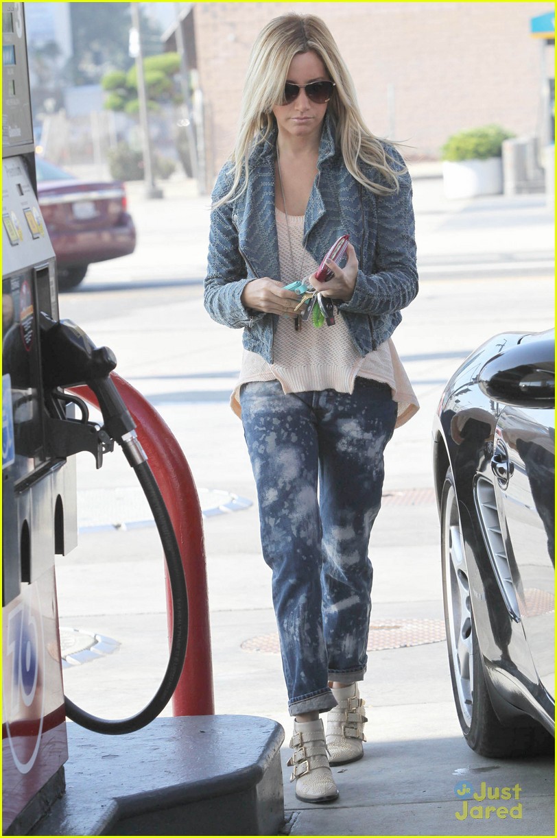 ashley tisdale gas station stop 05