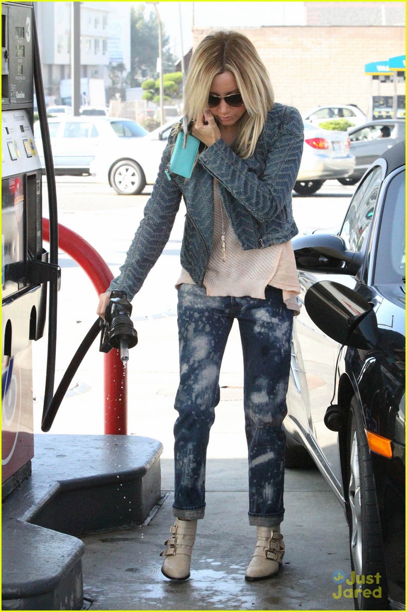 ashley tisdale gas station stop 07