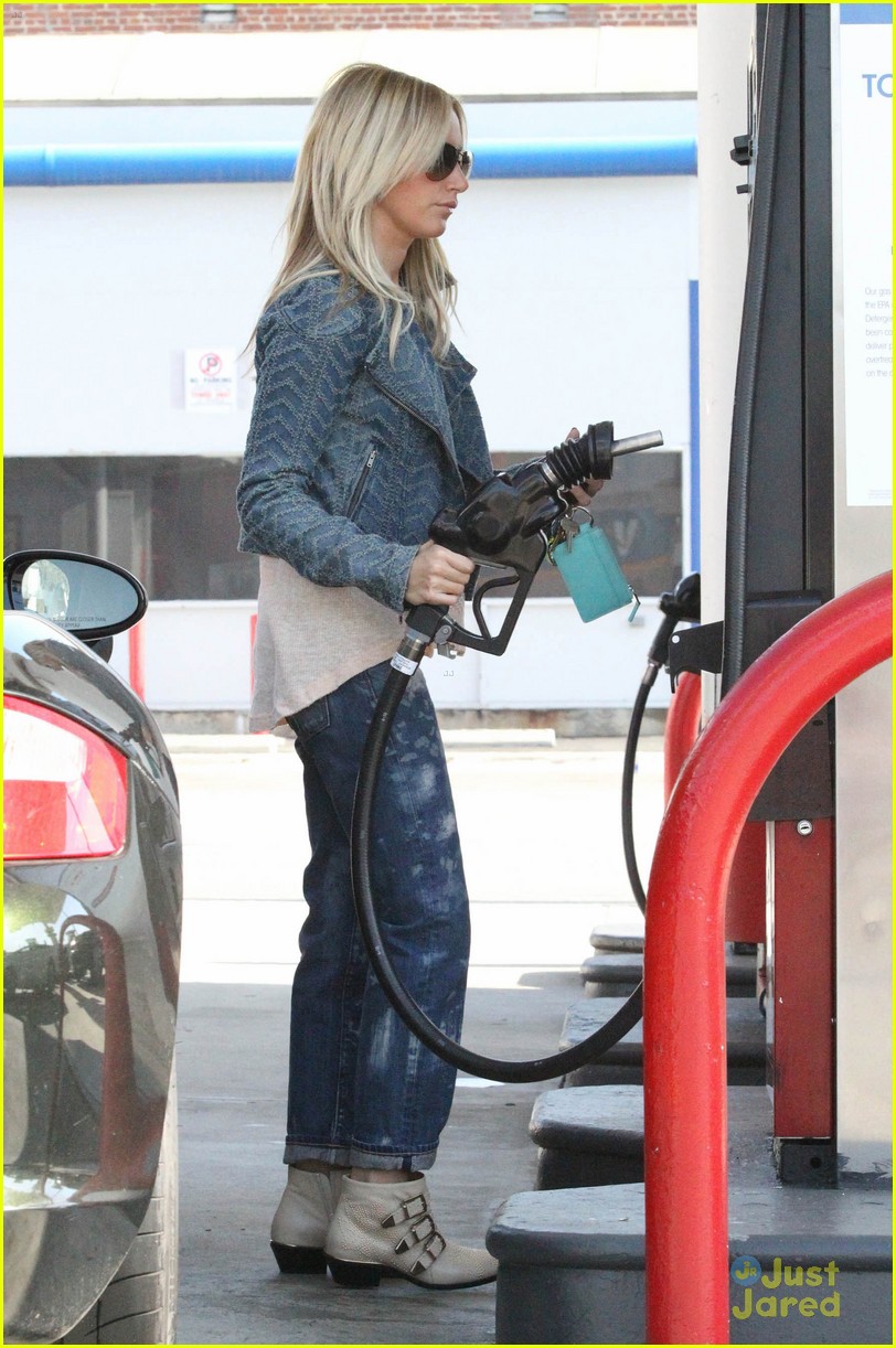 ashley tisdale gas station stop 10