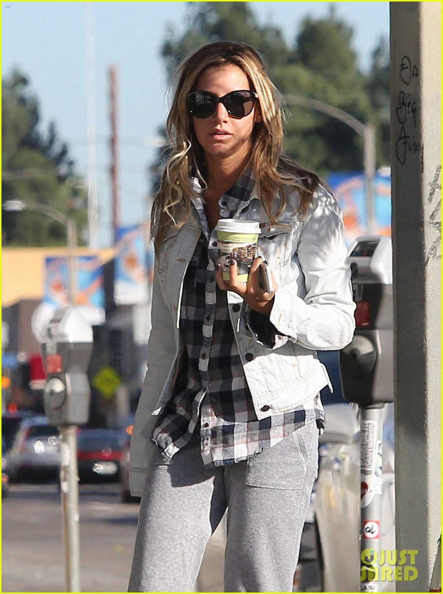 ashley tisdale holiday shopping with mom 01