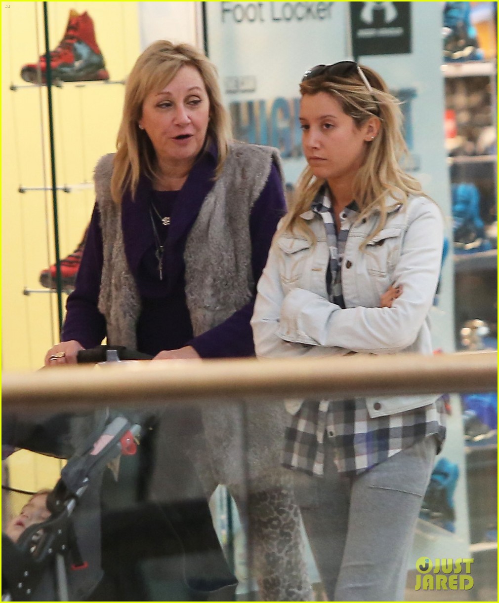 ashley tisdale holiday shopping with mom 02